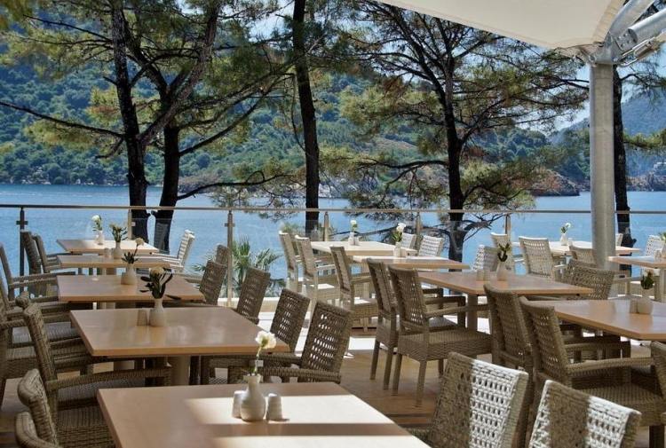 Kuchynský nábytok terasa-drevený stôl-ratanové stoličky