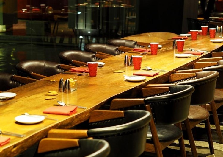 Gastronómia-nábytok-kožené stoličky-drevené stoly-rodinná oslava