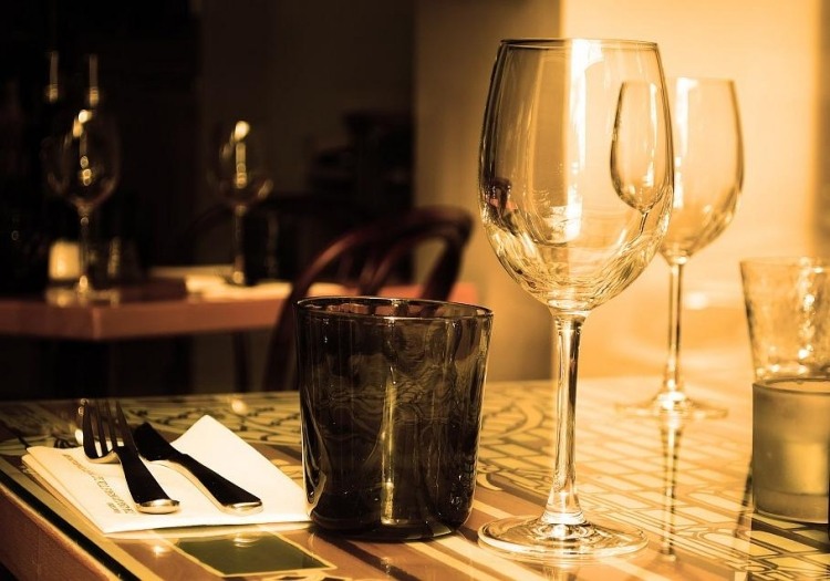 Gastronómia-nábytok-stolný-sklenený tanier-luxusné zariadenie