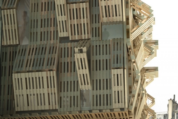 Fasáda študentského internátu v Paríži z paliet