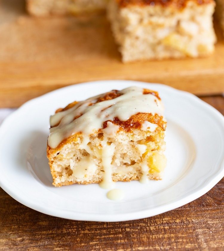 Zakrytý jablkový koláč vegánsky ovocný koláč z plechu s polevou