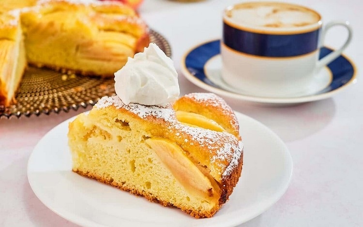 Babičkin jablkový koláč z plechu. Jednoduché recepty na pečenie ovocného koláča