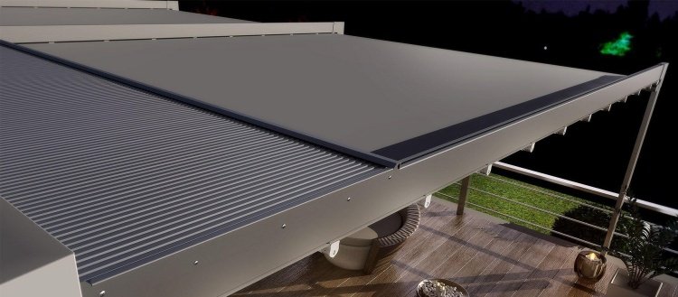 s hliníkovými panelmi a posuvnou tkaninou markízy z PVC materiály-zastrešenie terasy-pergola-hliník-pvc-even-dirello-sivá-záhrada-trávnik-moderné