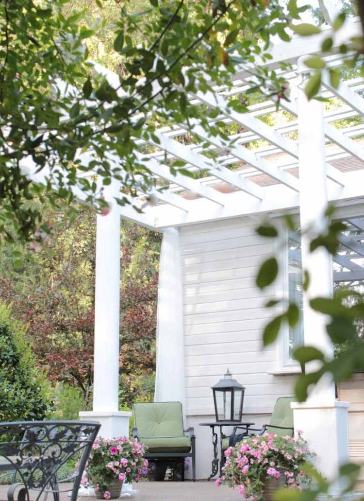 Zlaďte farbu fasády a strechy na nej namontovanej materiály-zastrešenie terasy-drevo-biela-romantická-sviečka lampáš-kvety-tieň-strom
