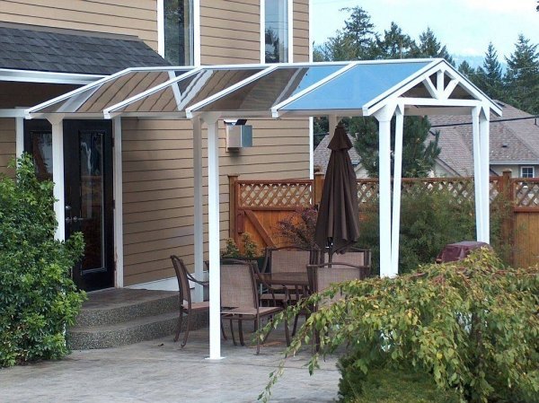 strešný nábytok zo sklenenej terasy biela drevená konštrukcia sklenená terasa zastrešenie nábytku konštrukcia z bieleho dreva