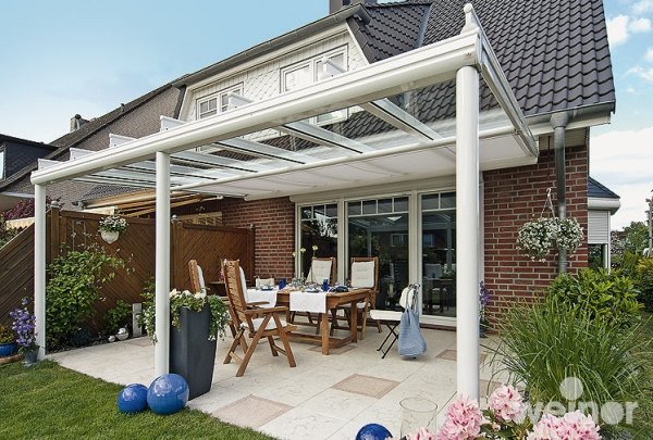 Materiály terasa strecha sklo drevený nábytok drevený záhradný plot Materiály na zastrešenie terasy sklenený drevený nábytok drevený záhradný plot