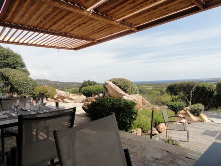 skvelý výhľad a zastrešenie terasy z drevených lamiel materiály-zastrešenie terasy-drevené lamely-výhľad-skaly-juh-záhradný-nábytok-stoličky-výhľad na more