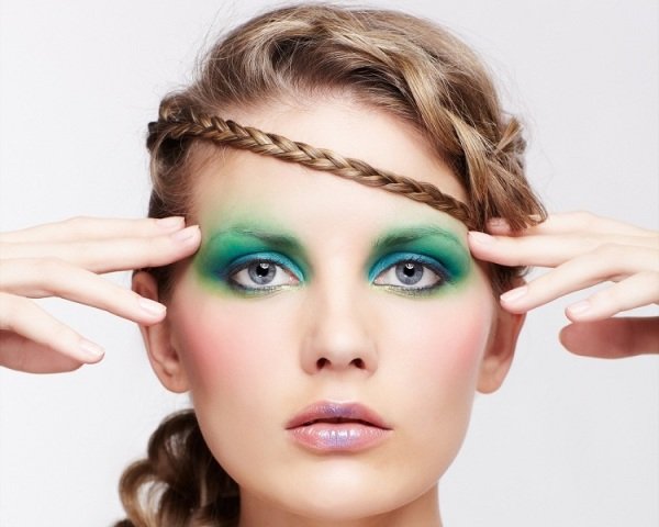 Účesy opletená čelenka z vrkôčikov zelený make-up svetlé účesy na perách opletená vrkoč čelenka