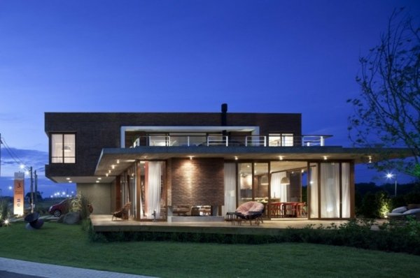 moderný tehlový a sklenený dom Dom Martimo z tehál a skla