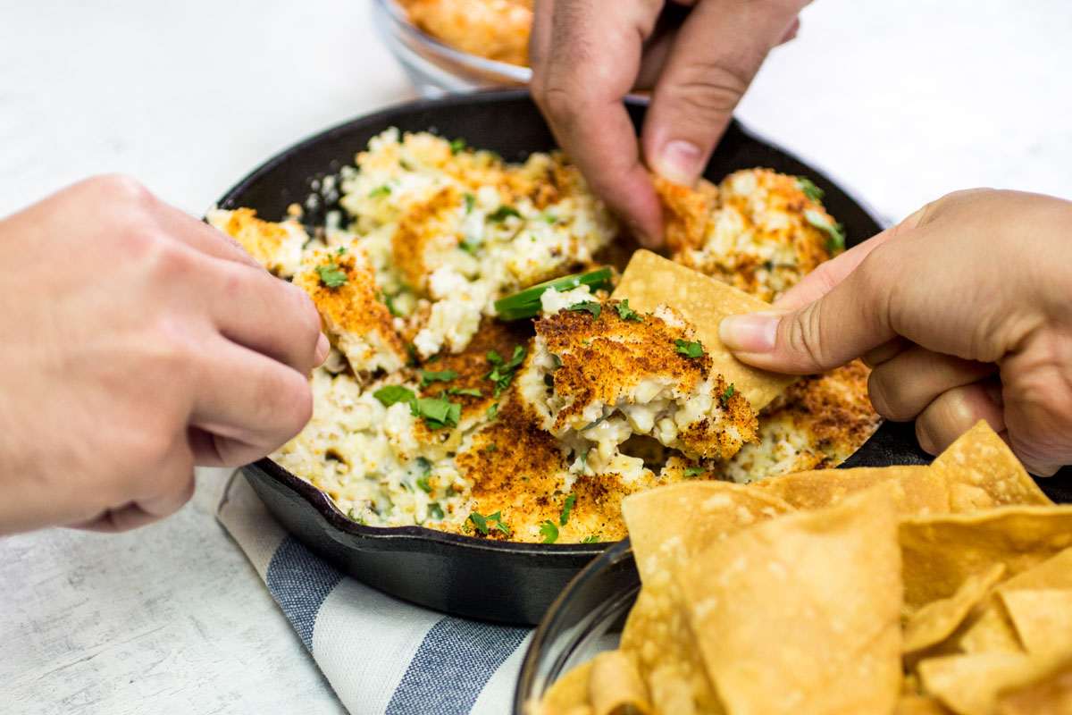 Grilovanú kukuricu na klasu Elote Corn Dip Dip Nachos si ľahko vyrobíte sami