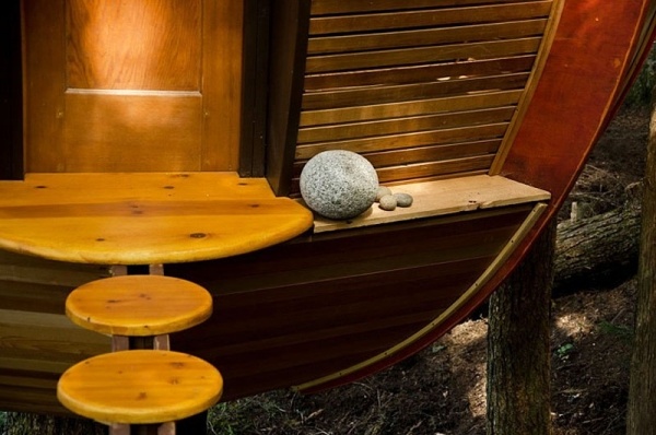 drevený dom kamenná výzdoba vchod