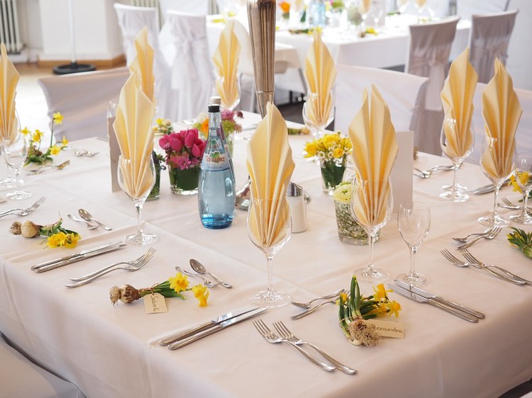 Narcisy ako karty miest pre svadobných hostí Svadobné karty s narcismi-meno hosťa-obrúsky-poháre na víno