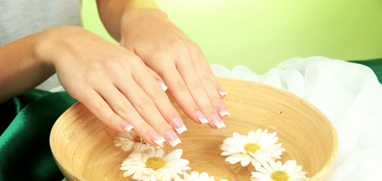 Žlté nechty spôsobujú preventívne opatrenia francúzskej manikúry