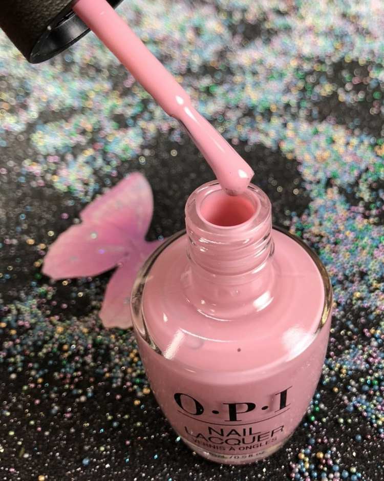 Žltý lak na nechty žiarivých farieb zabraňuje zafarbeniu