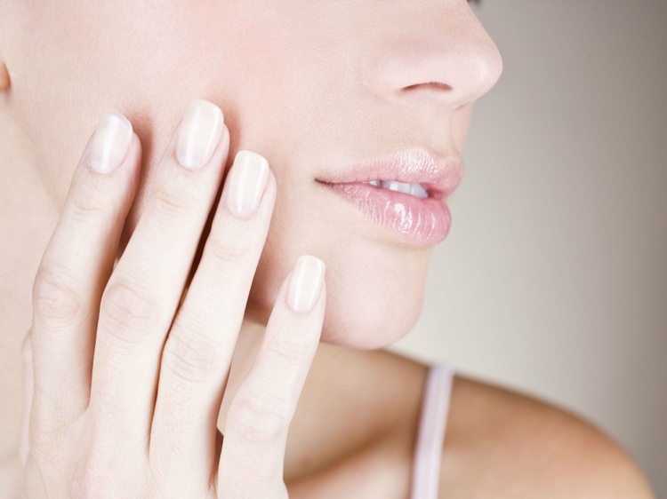 Odstránenie žltých nechtov z laku na nechty spôsobuje