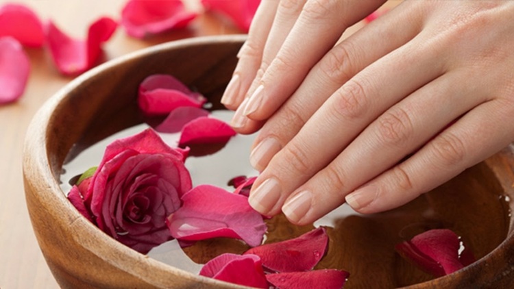 Tipy na ošetrenie žltého laku na nechty ružová voda