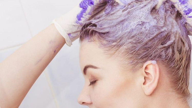 Na odstránenie žltého odtieňa použite purpurový šampón na starostlivosť o blond vlasy
