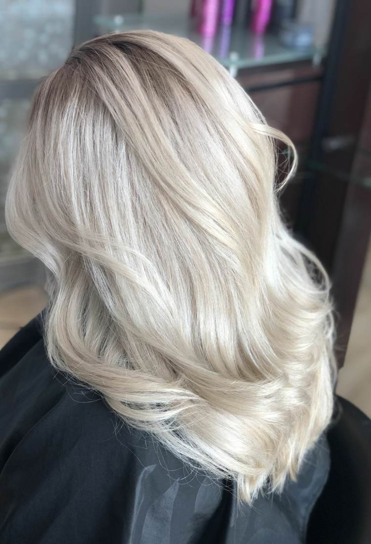 Odstráňte tipy na úpravu blond vlasov so žltým nádychom a purpurovým šampónom