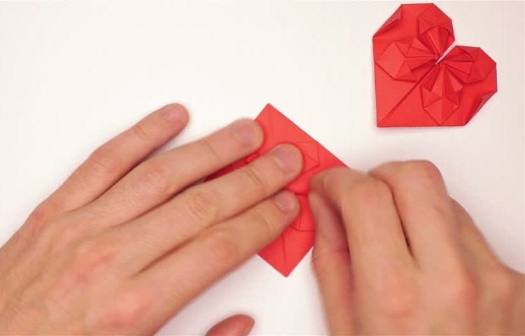 3D origami srdiečkový sklad z červeného papiera skladačka peňazí-srdce-červený-papier-vzorka