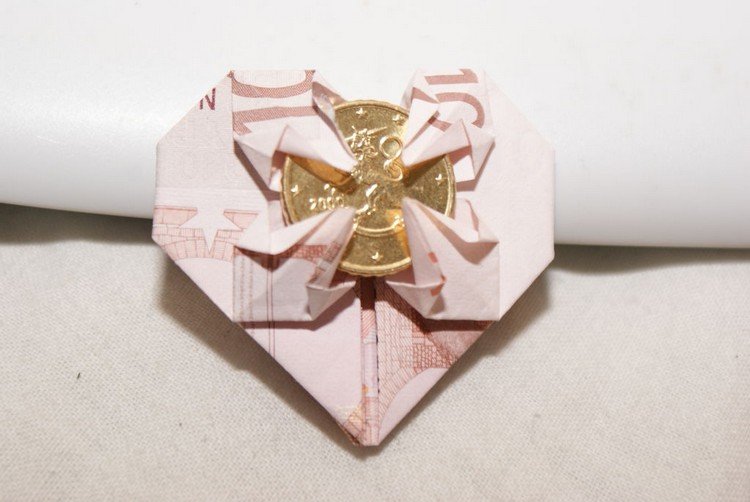 začleniť mincu do srdca bankovky peňaženka-srdce-10-eurová bankovka-mince