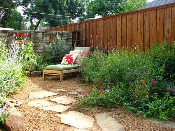 zachrániť vodnú záhradu letné kamienky trávy Šetrite vodou v záhrade letné trávniky