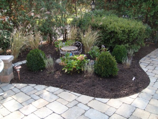 tipy na úsporu vody v záhrade mulčujte okrasné trávy ušetrite vodu v záhrade mulčujte okrasné trávy