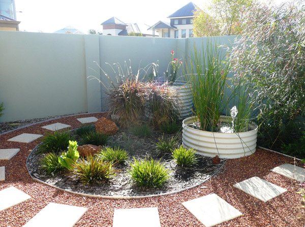 záhradný štrk kamenné dosky trávy hraničný záhon Šetrite vodu v záhrade štrkové kamene trávy obmedzujú záhon