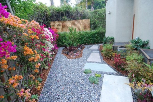 Šetrite vodu v záhrade štrkovými kamienkami mulčujte záhony šetriť vodou údržba záhrady štrkové kamene mulčovacie záhony