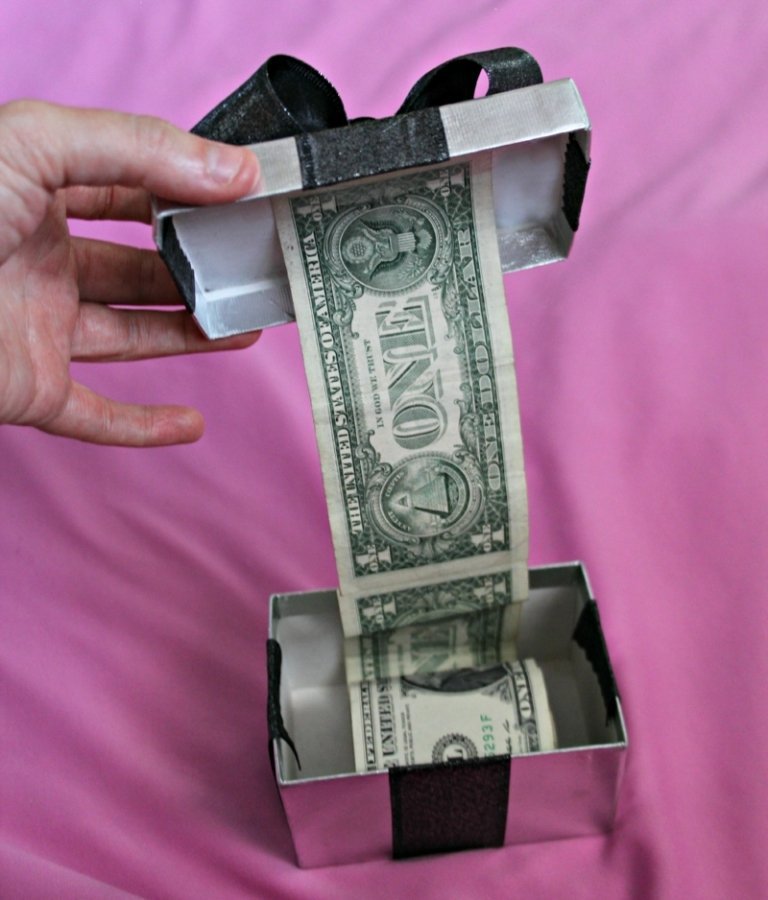 peňažné darčeky na vianočný box strieborná stuha palica girlanda