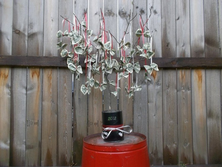 Peňažné darčeky na svadbu ako strom s bankovkami ako vyrobiť strom s faktúrami