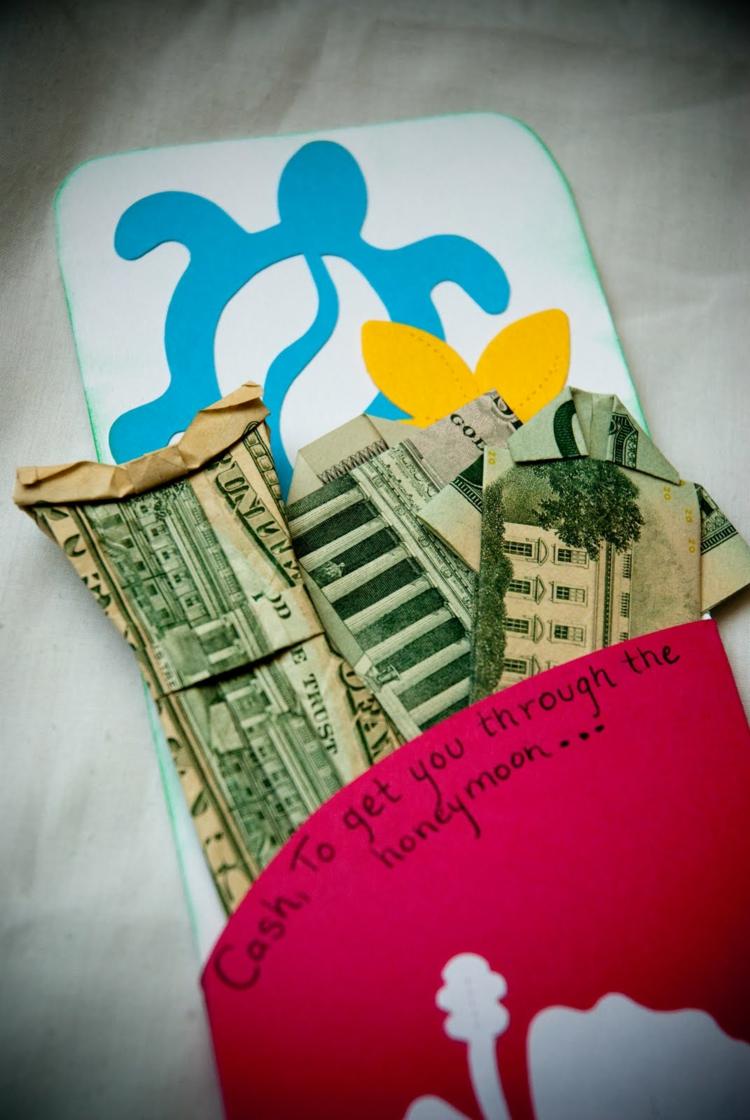 Peňažné darčeky na svadbu s prianím medových týždňov Darček na svadobnú cestu-peniaze