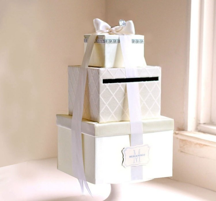 Peniaze na svadbu s obdĺžnikovými krabicami Koláčový tanier s darčekovými krabičkami