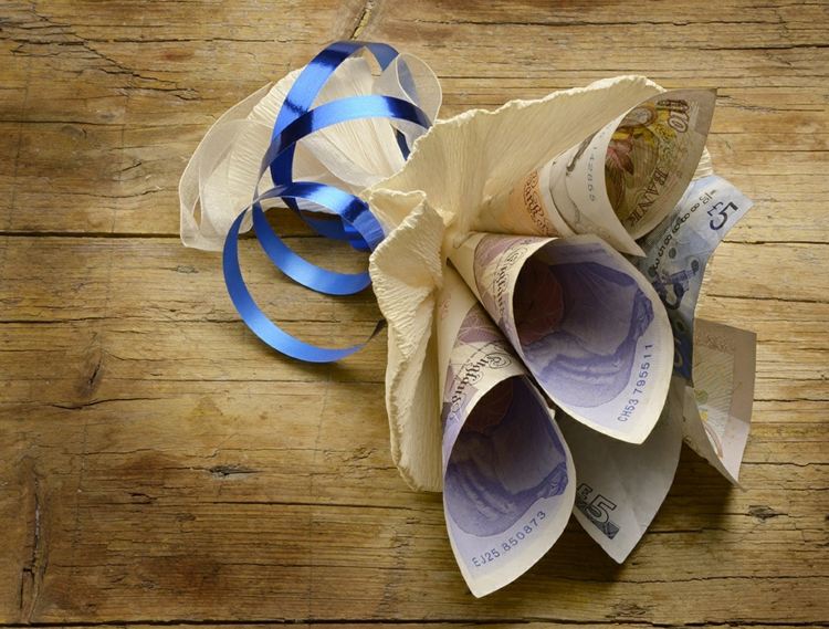 Peňažné darčeky na svadbu ako kytica kvetov Kytice bankoviek