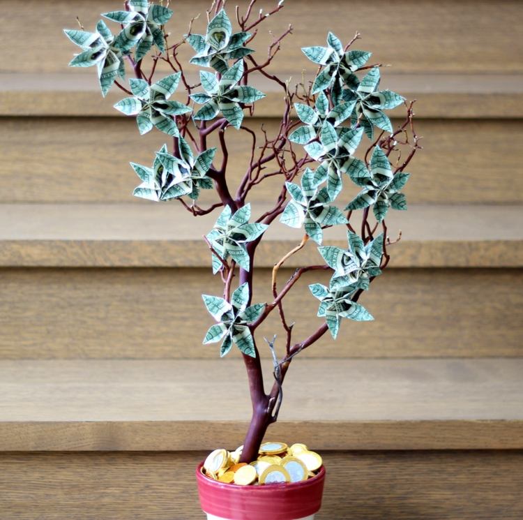 peňažné darčeky na svadobný strom peňažné poukážky pekný nápad mince kvetináč