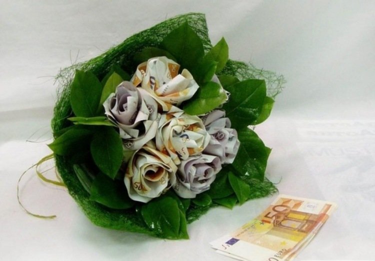 peniaze-darčeky-svadobná kytica-ruže-peniaze-skladané