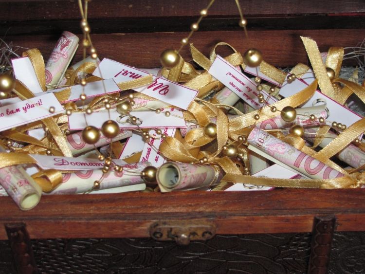 peniaze-darčeky-svadba-rožky-skladané-zlaté-stuhy