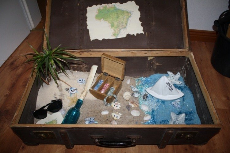 peniaze-darčeky-medové týždne-nápad-drevená krabica-piesok-prázdninový pocit