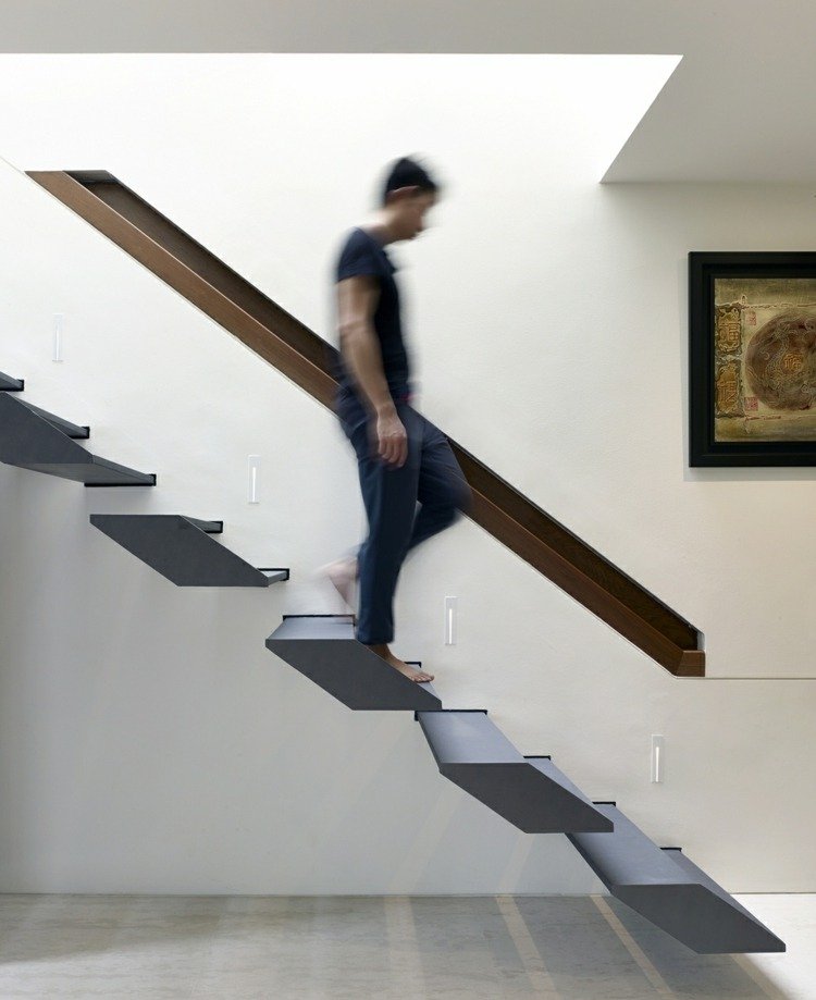 nápady na dizajn zábradlia drevo vstavané schody na stenu sivý moderný kov