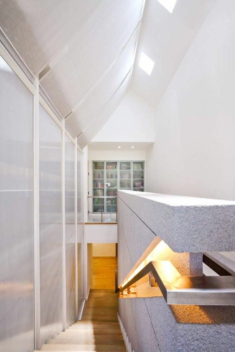 nápady zábradlie dizajn kovová vstavaná biela omietka osvetlenie steny nepriame