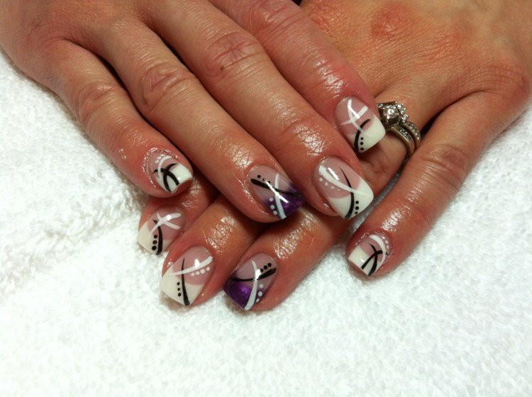 Tento vzhľad manikúry je tvorený bielou a fialovou farbou a zdobia ho čiarové vzory gélový necht-francúzska-manikúra-purpurová špička nailart prsteň svadobný nápad