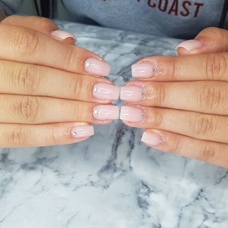 Vytvorte si vlastné gélové nechty, samozrejme, French Nails 2020