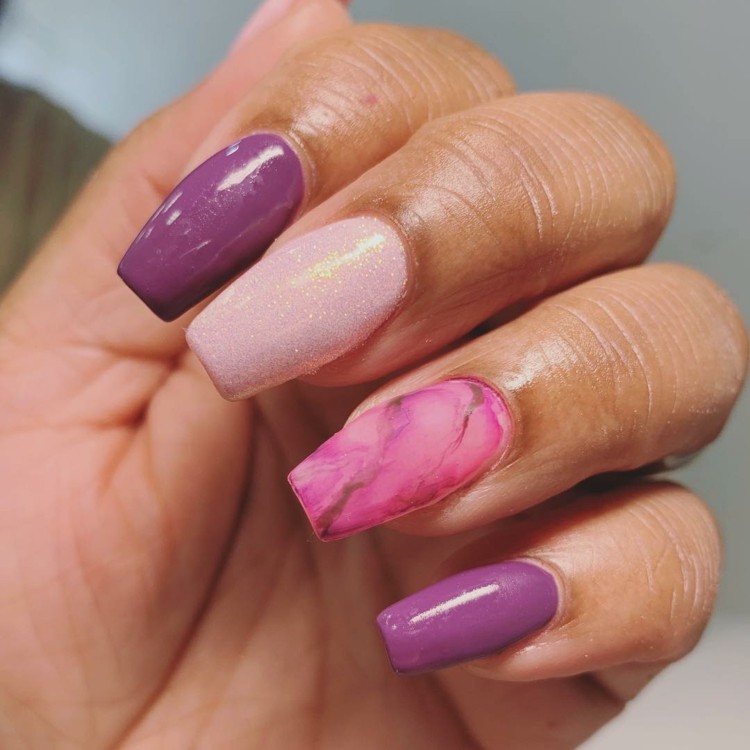 Dúhové nechty mramorové vzory na nechty sa trblietajú svetlo ružovo