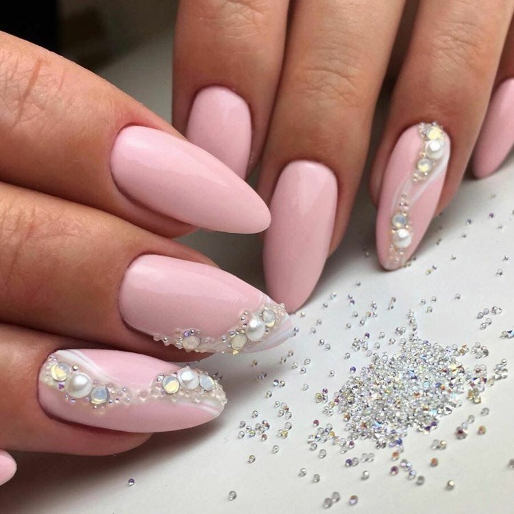 Nápady na dizajn nechtov gélové nechty svetlo ružové kamienky zdobenie nechtov