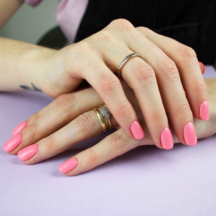 Trendy v gélových nechtoch svetlo ružových nechtoch v lete 2020