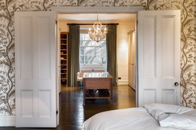 Vzor na sadenie tapiet, dvojkrídlový luster, šatník Spálňa so šatníkom z krištáľového lustra