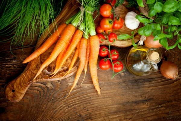 Zeleninová záhradná balkónová paradajka mrkva Balkónový paradajkový mrkvový cibuľový šalát