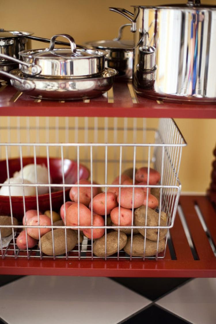 Zemiaky potrebujú väčší kvetináč zemiaky rastliny zelenina v kvetináči košík kuchynský hrniec