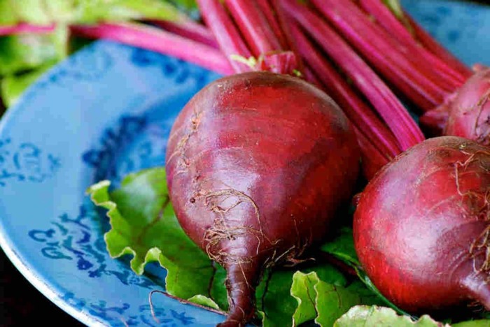 Zelenina z červenej repy v miske na záhradnom tanieri