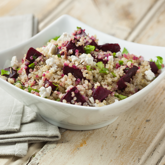 quinoa šalát červená repa záhradná zelenina feta