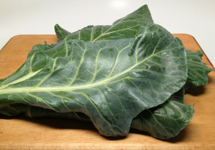 kapustné listy zelenina v záhradnom šaláte drevená doska